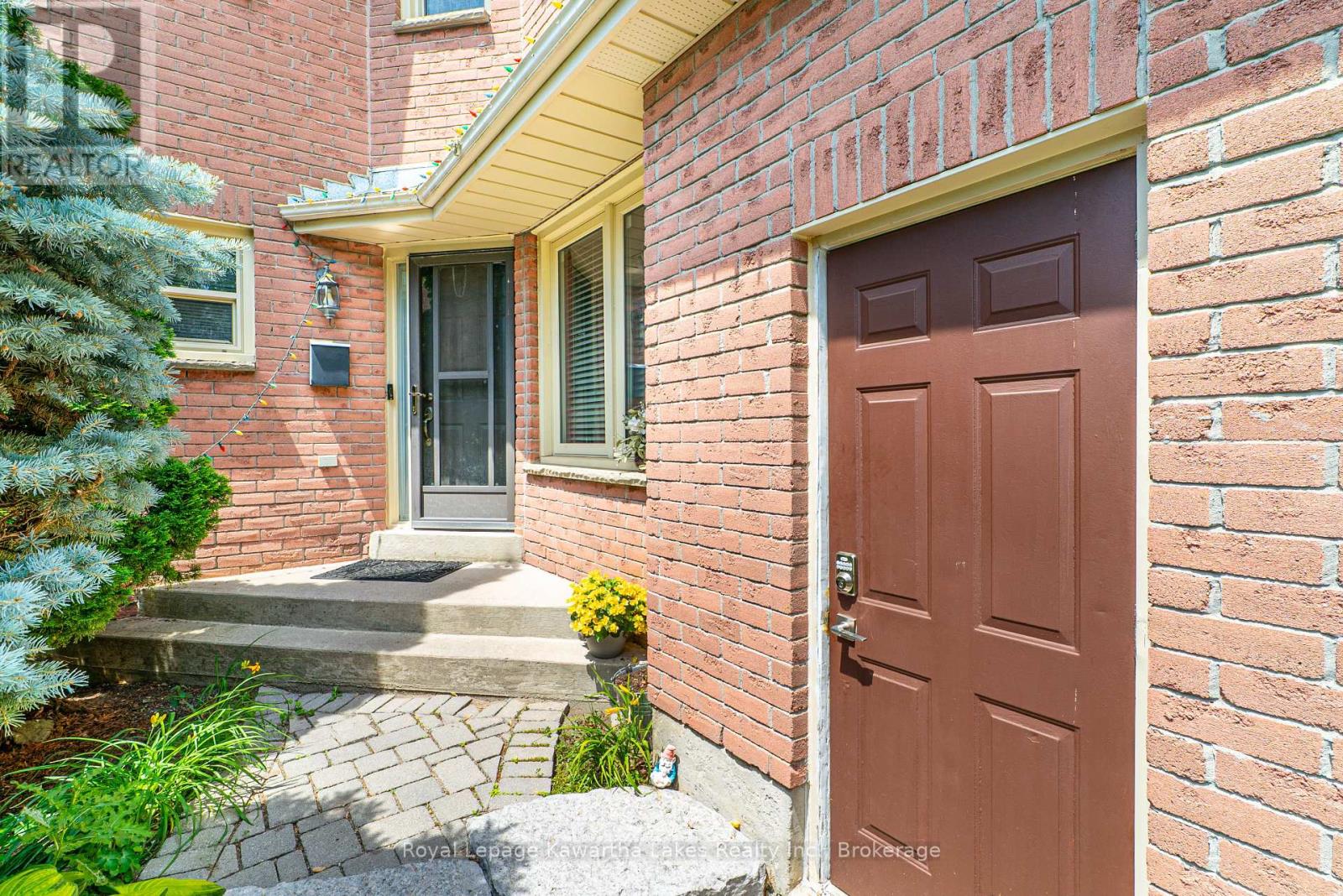38 Lipton Crescent, Whitby, Ontario  L1R 1W7 - Photo 4 - E13513422